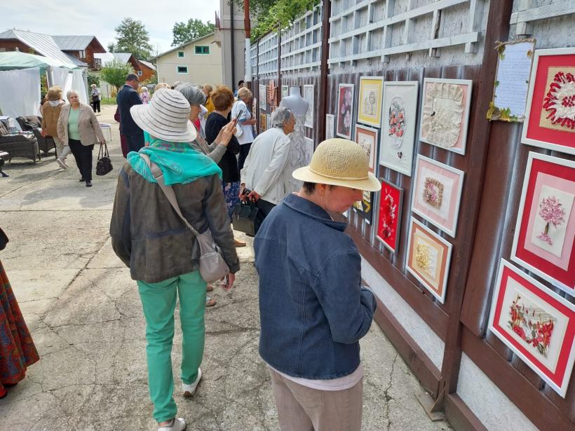 Moda vine de la Pucioasa: Trandafirii aplicați pe rochii de un artist plastic au inspirat noile tendințe 18918090