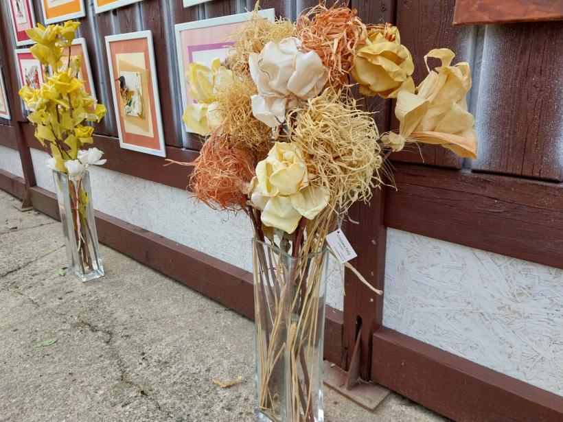 Moda vine de la Pucioasa: Trandafirii aplicați pe rochii de un artist plastic au inspirat noile tendințe 18918092