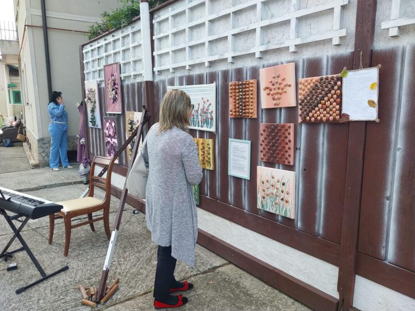 Moda vine de la Pucioasa: Trandafirii aplicați pe rochii de un artist plastic au inspirat noile tendințe 18918093