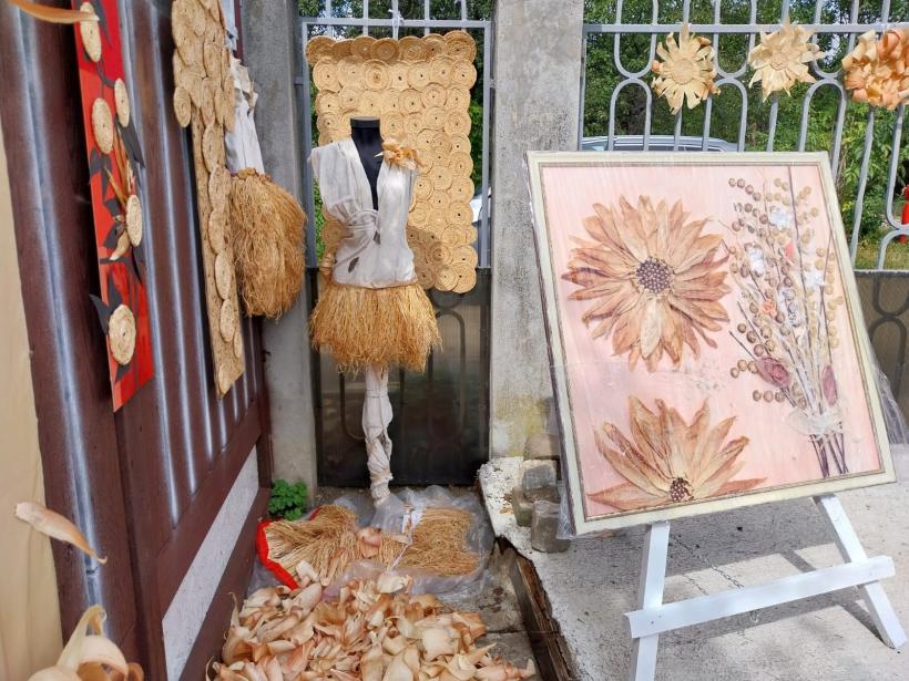 Moda vine de la Pucioasa: Trandafirii aplicați pe rochii de un artist plastic au inspirat noile tendințe 18918094