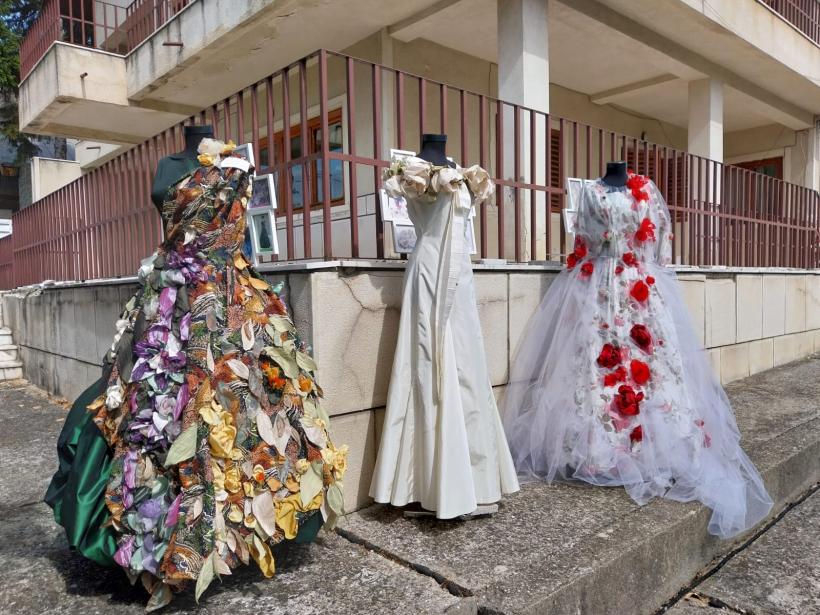 Moda vine de la Pucioasa: Trandafirii aplicați pe rochii de un artist plastic au inspirat noile tendințe 18918095