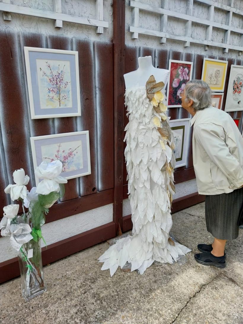 Moda vine de la Pucioasa: Trandafirii aplicați pe rochii de un artist plastic au inspirat noile tendințe 18918097