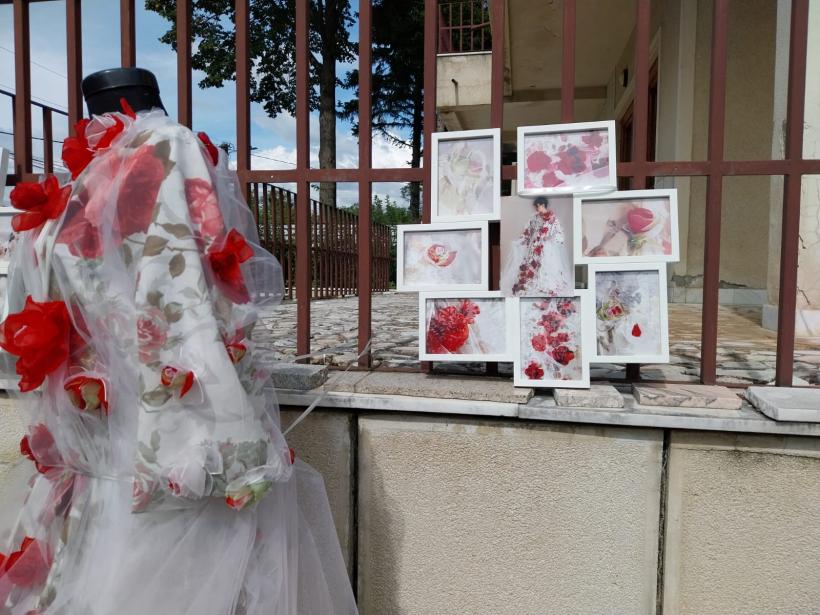 Moda vine de la Pucioasa: Trandafirii aplicați pe rochii de un artist plastic au inspirat noile tendințe 18918098