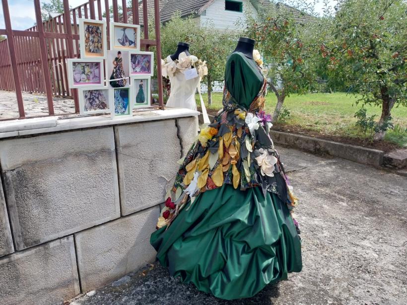 Moda vine de la Pucioasa: Trandafirii aplicați pe rochii de un artist plastic au inspirat noile tendințe 18918099