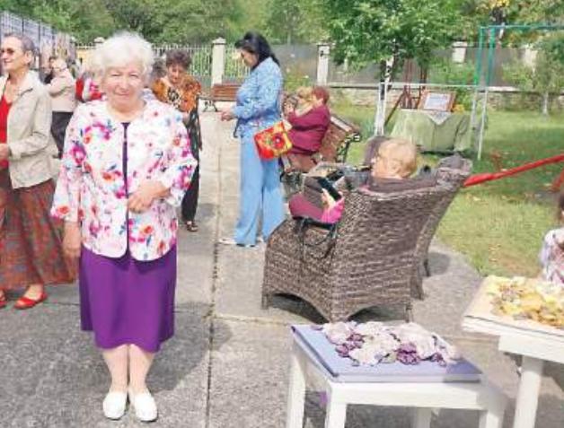 Moda vine de la Pucioasa: Trandafirii aplicați pe rochii de un artist plastic au inspirat noile tendințe 18918213