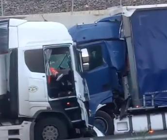 Accident frontal între două TIR-uri la breteaua de ieșire de pe A1 spre Valea Oltului: trei răniți la spital 18918410