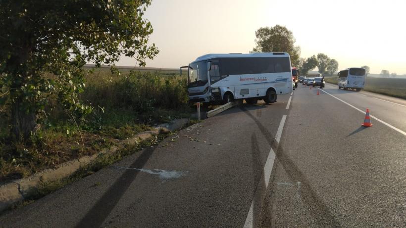 Accident între un autocar și un autoturism pe DN 28, în Iași. Patru persoane, duse la spital