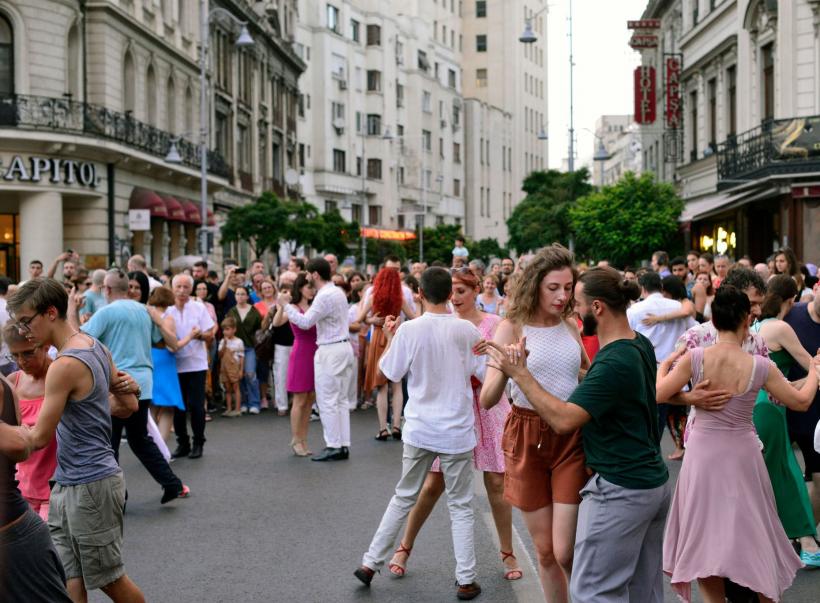 „Străzi deschise”: Concerte, spectacole de teatru, momente de acrobaţie şi expoziţii, pe Calea Victoriei, în contextul „Zilelor Bucureştiului”