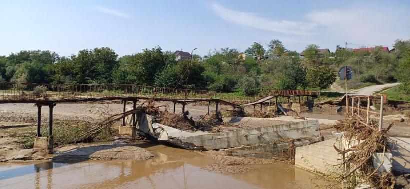 Dezastru la Galați. Inundațiile au afectat 22 de drumuri județene, 83 de podețe și 44 de poduri 18918790