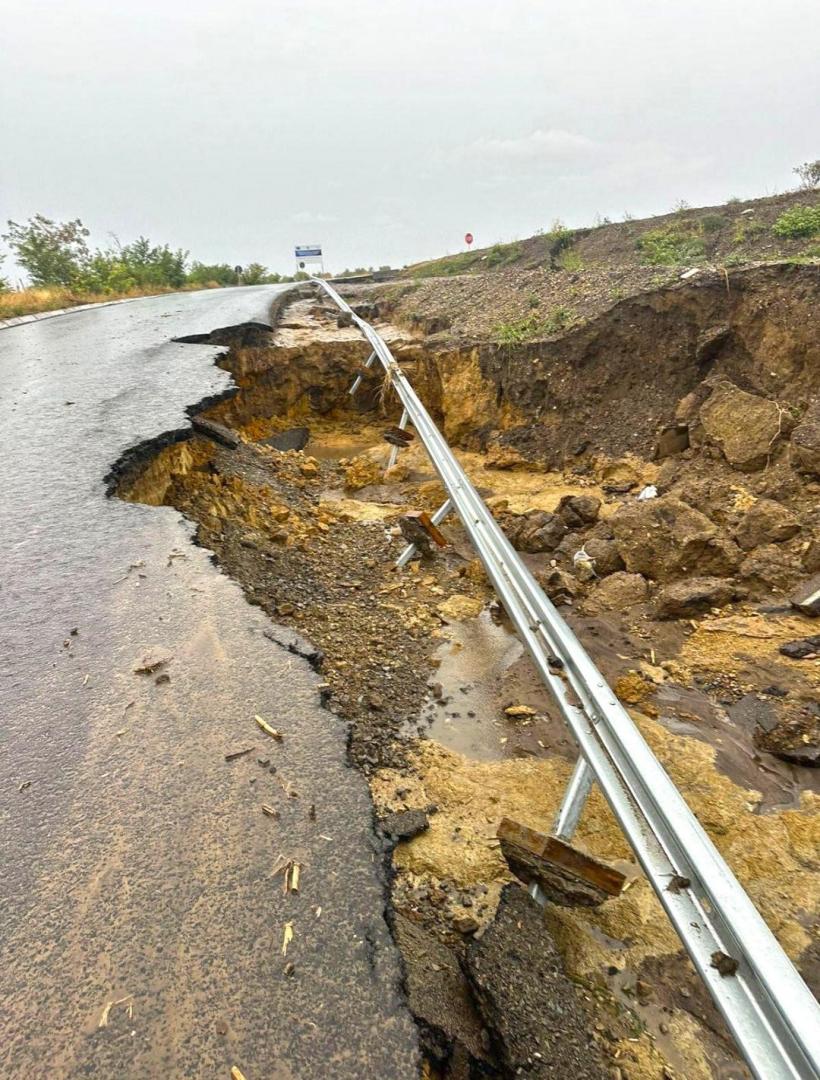 Dezastru la Galați. Inundațiile au afectat 22 de drumuri județene, 83 de podețe și 44 de poduri 18918793