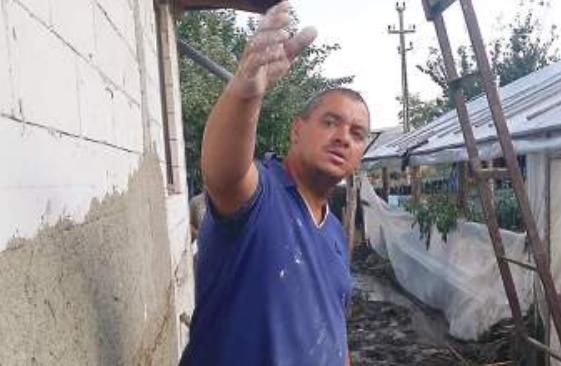 Olimpiada disperaților, la inundațiile din Vaslui. Omul care a dat cinci ture de curte în stil bras 18918707