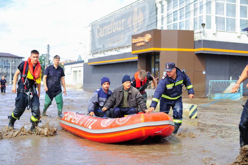 Pompierii gălățeni, eroi și acasă: Solidaritate impresionantă după inundații