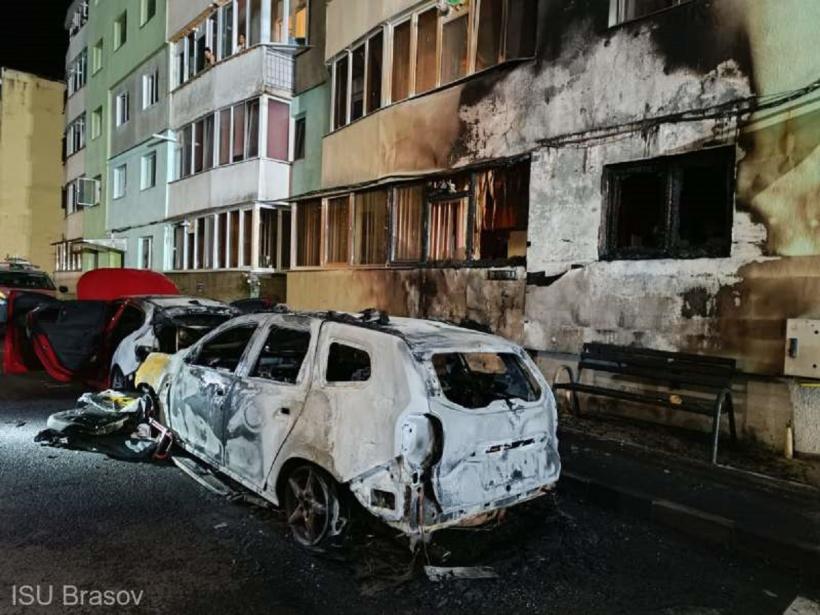 Trei maşini şi faţada unui bloc au fost distruse, într-un incendiu. Focul a pornit de la un autoturism