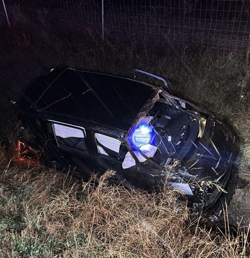 Tragedie pe A1: Doi oameni au murit, după ce au sărit cu mașina de pe autostradă 