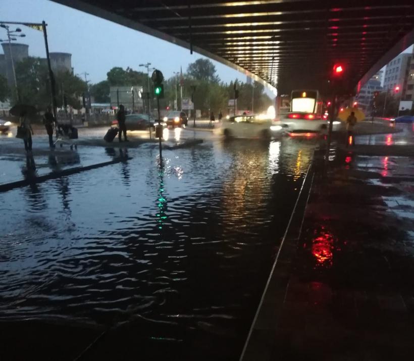 Case și străzi inundate în București, copaci căzuți și trenuri oprite la Hunedoara 18919827