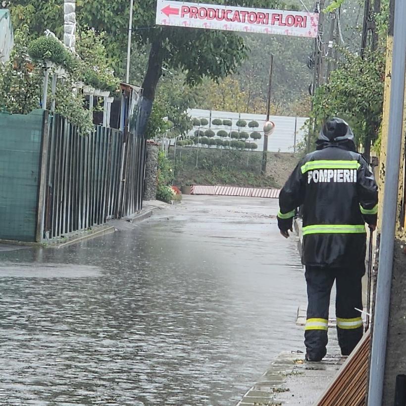 Peste 3500 de români au fost evacuați din locuințe, școlile au fost închise, copaci prăbușiți și case inundate