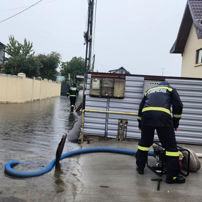 Peste 3500 de români au fost evacuați din locuințe, școlile au fost închise, copaci prăbușiți și case inundate 18919830