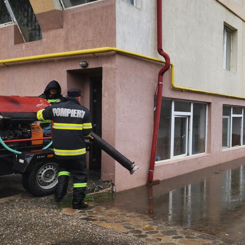 Peste 3500 de români au fost evacuați din locuințe, școlile au fost închise, copaci prăbușiți și case inundate 18919831