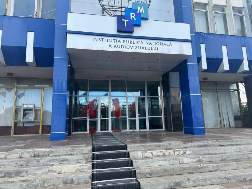Sediul televiziunii de stat din Republica Moldova, vandalizat de un grup antrenat la Moscova 18919748