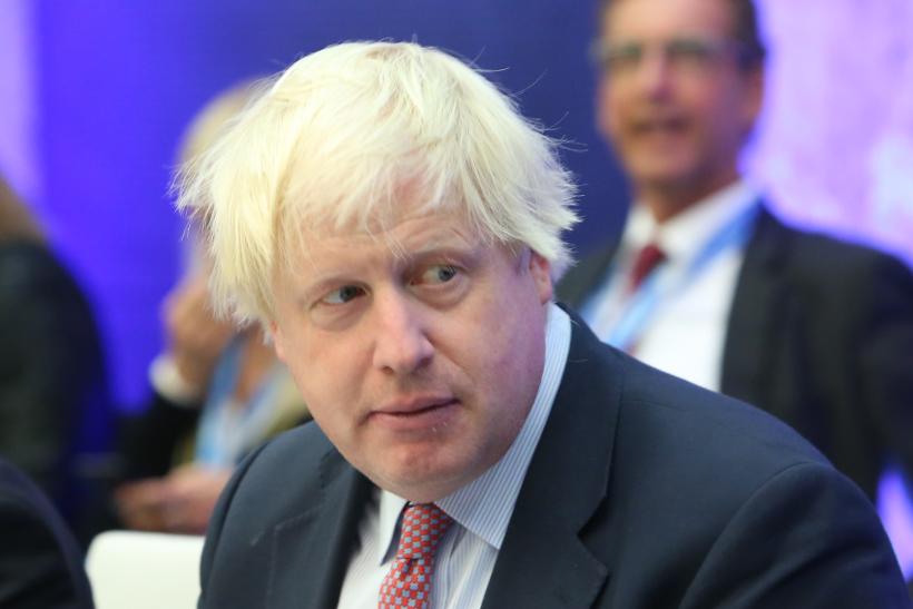 În memoriile sale, Boris Johnson îşi reglează conturile cu Emmanuel Macron