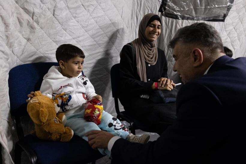 Opt copii și frații lor au ajuns cu bine în România, din infernul Fâșiei Gaza 18920038