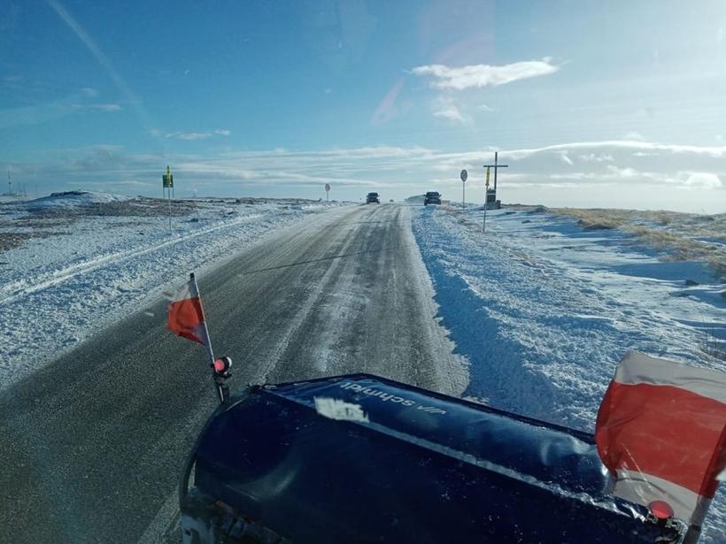 Zăpadă pe Transalpina. Drumarii intervin cu un utilaj și material antiderapant