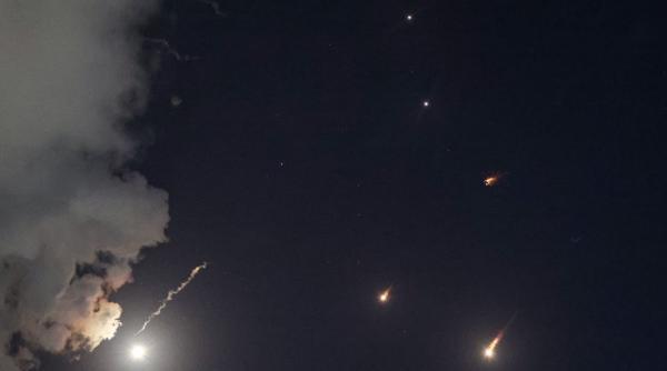 Iranul a atacat Israelul cu rachete balistice 18920265