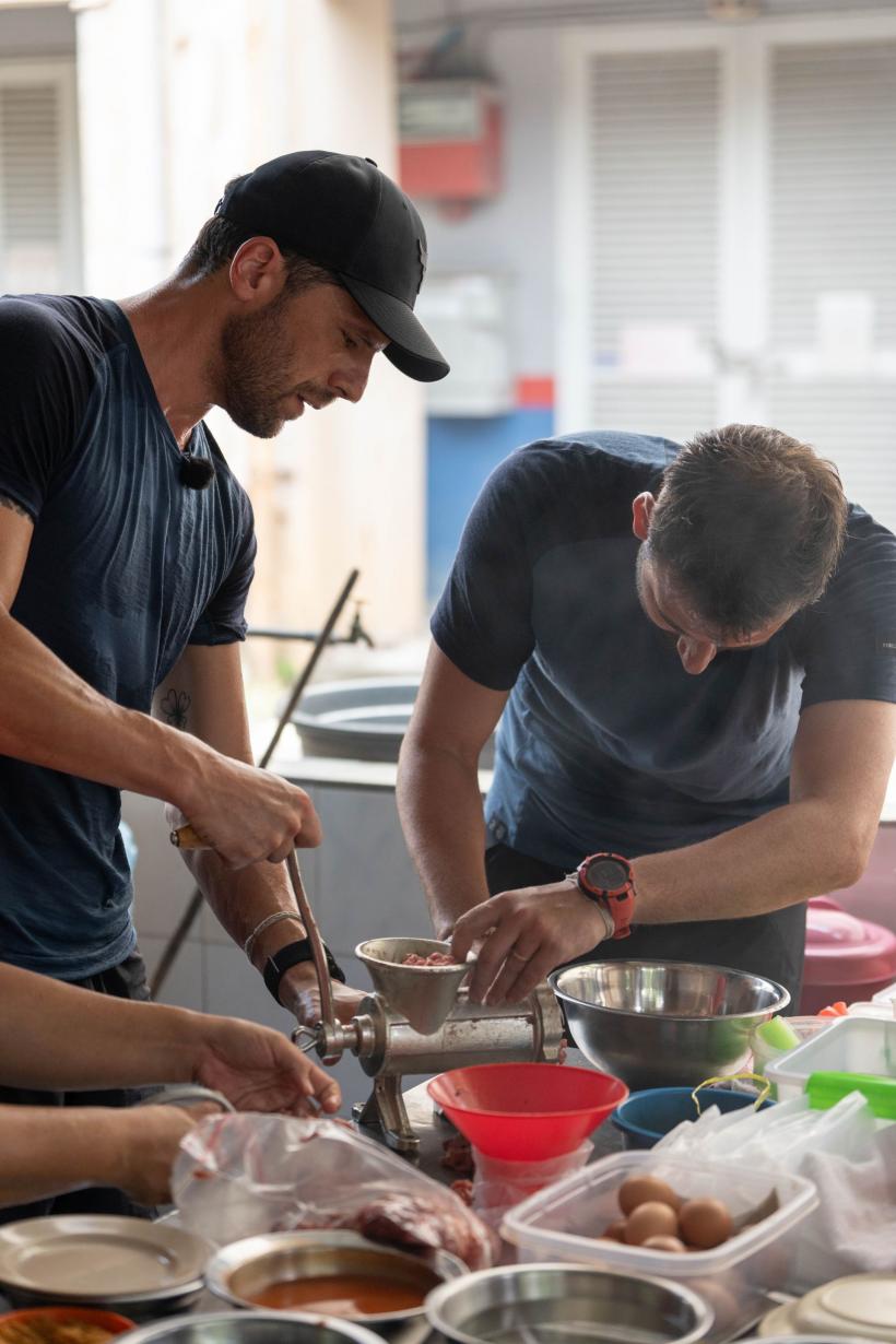 Ioana State și Mane Voicu au luat imunitatea mare la Asia Express. Diseară, echipele trebuie să prepare mici la grătar și să-i vândă în plin Ramadan, pentru a doua imunitate 18920145