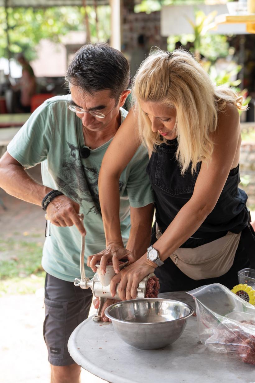 Ioana State și Mane Voicu au luat imunitatea mare la Asia Express. Diseară, echipele trebuie să prepare mici la grătar și să-i vândă în plin Ramadan, pentru a doua imunitate 18920149