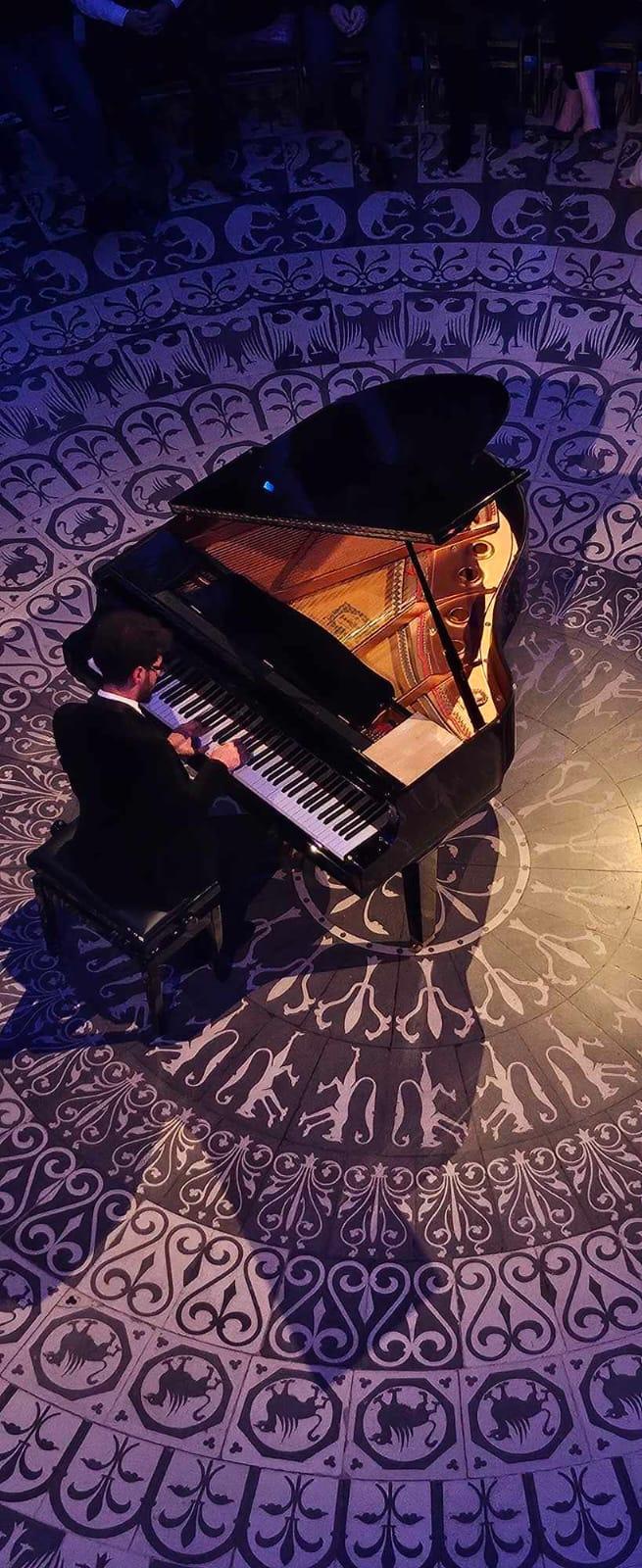 Pianistul Cătălin Răducanu revine la Ateneul Român din Bucureşti pe 5 octombrie, cu Turneul ”Un artist, un pian, un țambal – clasic, jazz, folclor” 18920426