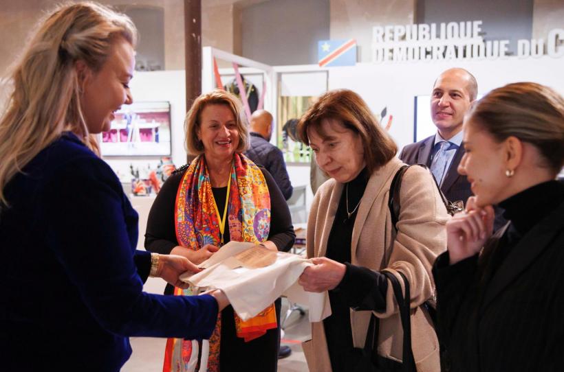 România, reprezentată la Summitul Francofoniei de la Paris de marile festivaluri de artele spectacolului, muzică și cinematografie, sub motto-ul „La Roumanie, j'en ai envie!” 18920679