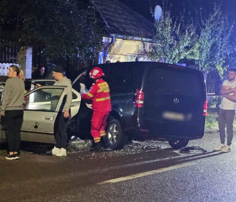 Accident între o mașină și un microbuz în Bihor. Trei persoane sunt rănite, una fiind în stare critică