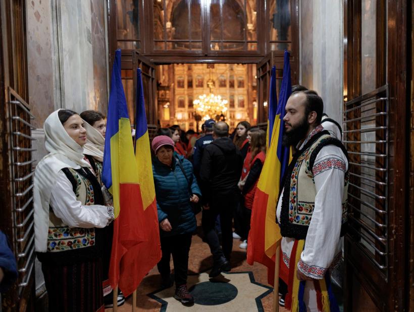 Pelerinii au luat cu asalt Catedrala Mitropolitană din Iași, unde se află racla cu moaștele Sfintei Parascheva 18921404