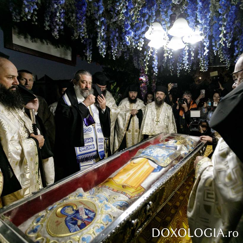 Pelerinii au luat cu asalt Catedrala Mitropolitană din Iași, unde se află racla cu moaștele Sfintei Parascheva 18921405