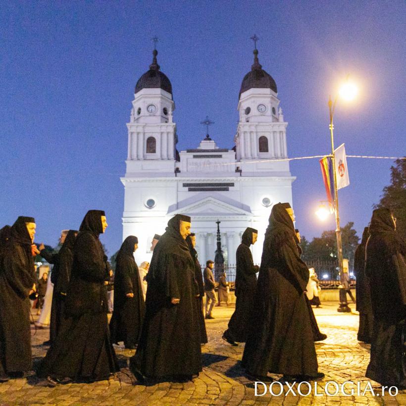 Pelerinii au luat cu asalt Catedrala Mitropolitană din Iași, unde se află racla cu moaștele Sfintei Parascheva 18921406