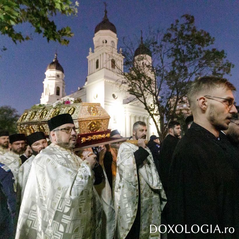 Pelerinii au luat cu asalt Catedrala Mitropolitană din Iași, unde se află racla cu moaștele Sfintei Parascheva 18921407