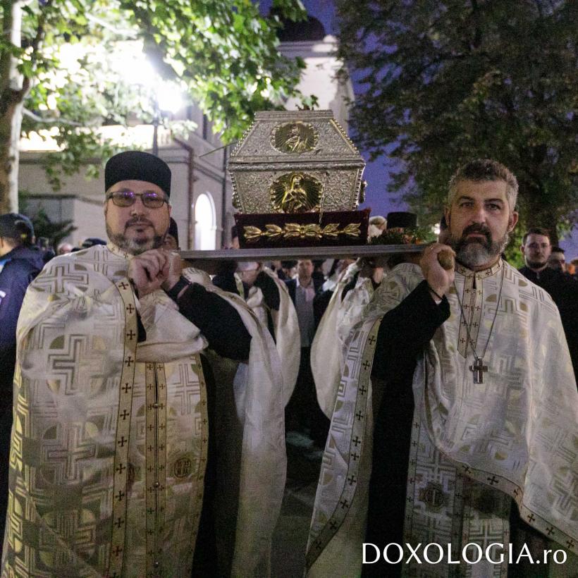 Pelerinii au luat cu asalt Catedrala Mitropolitană din Iași, unde se află racla cu moaștele Sfintei Parascheva 18921408