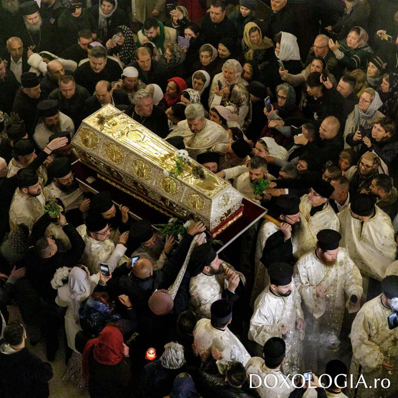 Pelerinii au luat cu asalt Catedrala Mitropolitană din Iași, unde se află racla cu moaștele Sfintei Parascheva 18921409