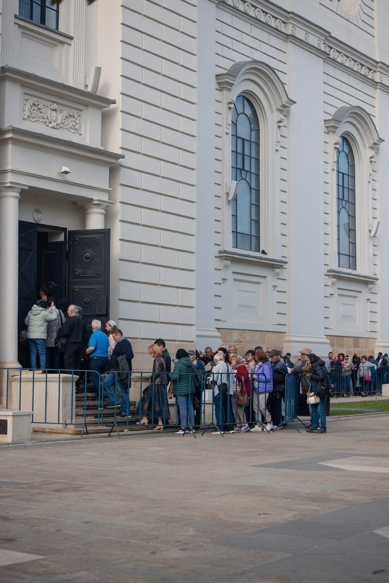 Pelerinii au luat cu asalt Catedrala Mitropolitană din Iași, unde se află racla cu moaștele Sfintei Parascheva 18921411