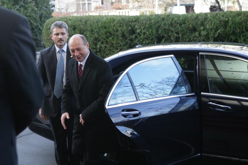 Băsescu, disperat să pună mâna din nou pe privilegii. Cinci sesizări la CCR, din care patru vizează legea care l-a lăsat fără pensie specială, SPP și vilă de la stat 18921558