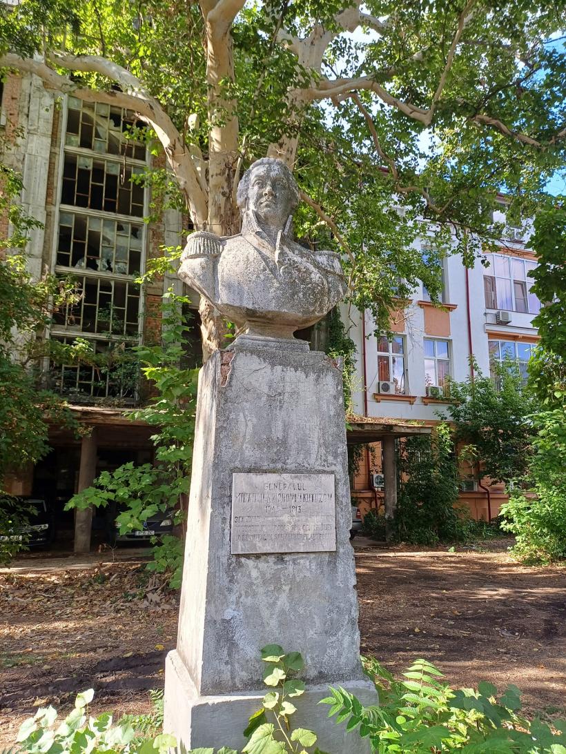 „Moscova, Kievul, Belgradul, Sofia, Atena nu pot nici măcar visa la astfel de tezaure sfinte, cum are Bucureștiul!” 18922279