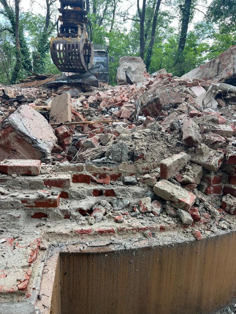 „Moscova, Kievul, Belgradul, Sofia, Atena nu pot nici măcar visa la astfel de tezaure sfinte, cum are Bucureștiul!” 18922283