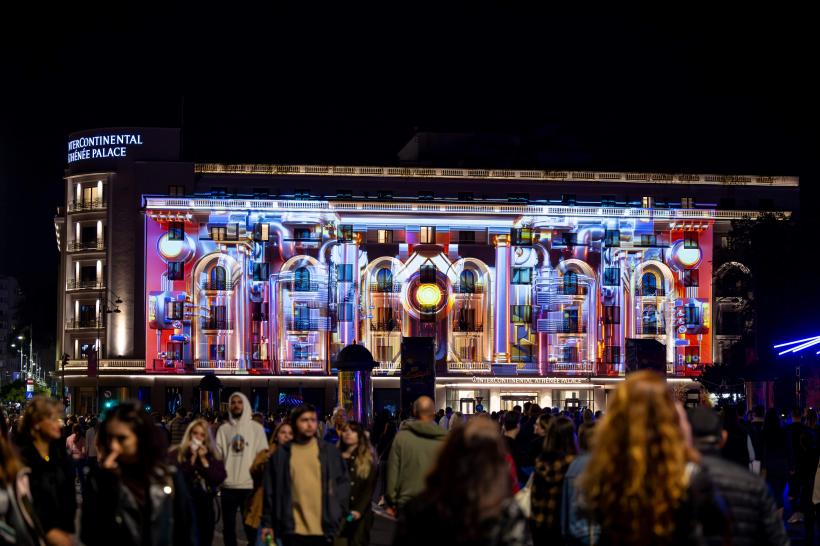 Record de vizitatori la cea de-a VIII-a ediție Spotlight – Festivalul Internațional al Luminii: 300.000 de persoane au participat la spectacolele de lumină și experiențele interactive pe Calea Victoriei și la ARCUB – Hanul Gabroveni