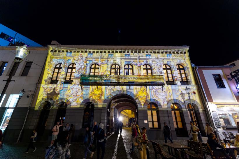 Record de vizitatori la cea de-a VIII-a ediție Spotlight – Festivalul Internațional al Luminii: 300.000 de persoane au participat la spectacolele de lumină și experiențele interactive pe Calea Victoriei și la ARCUB – Hanul Gabroveni 18922499