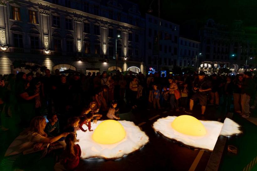 Record de vizitatori la cea de-a VIII-a ediție Spotlight – Festivalul Internațional al Luminii: 300.000 de persoane au participat la spectacolele de lumină și experiențele interactive pe Calea Victoriei și la ARCUB – Hanul Gabroveni 18922503