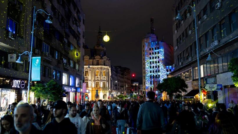 Record de vizitatori la cea de-a VIII-a ediție Spotlight – Festivalul Internațional al Luminii: 300.000 de persoane au participat la spectacolele de lumină și experiențele interactive pe Calea Victoriei și la ARCUB – Hanul Gabroveni 18922505