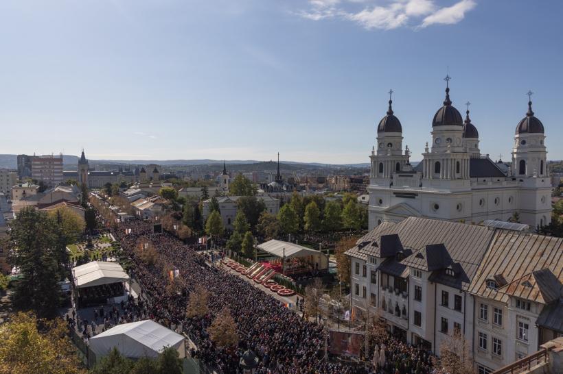 Peste 250.000 de pelerini s-au închinat la racla cu sfintele moaște ale Cuvioasei Parascheva de la Iași