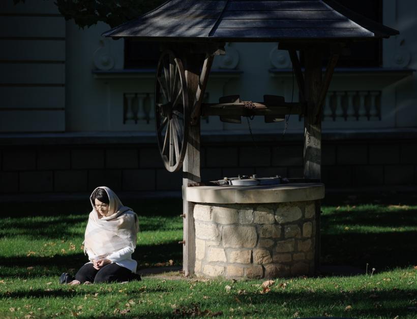 Peste 250.000 de pelerini s-au închinat la racla cu sfintele moaște ale Cuvioasei Parascheva de la Iași 18922358