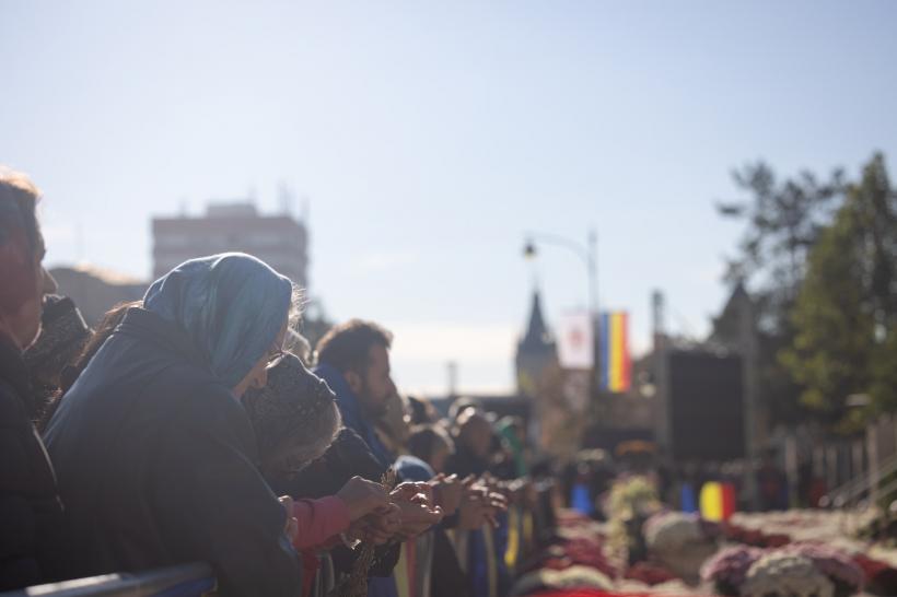 Peste 250.000 de pelerini s-au închinat la racla cu sfintele moaște ale Cuvioasei Parascheva de la Iași 18922359