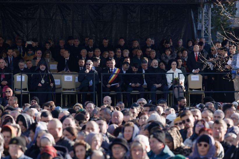 Peste 250.000 de pelerini s-au închinat la racla cu sfintele moaște ale Cuvioasei Parascheva de la Iași 18922361